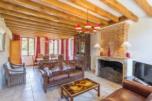 Flat-screen TV, fireplace, DVD player, table tennis