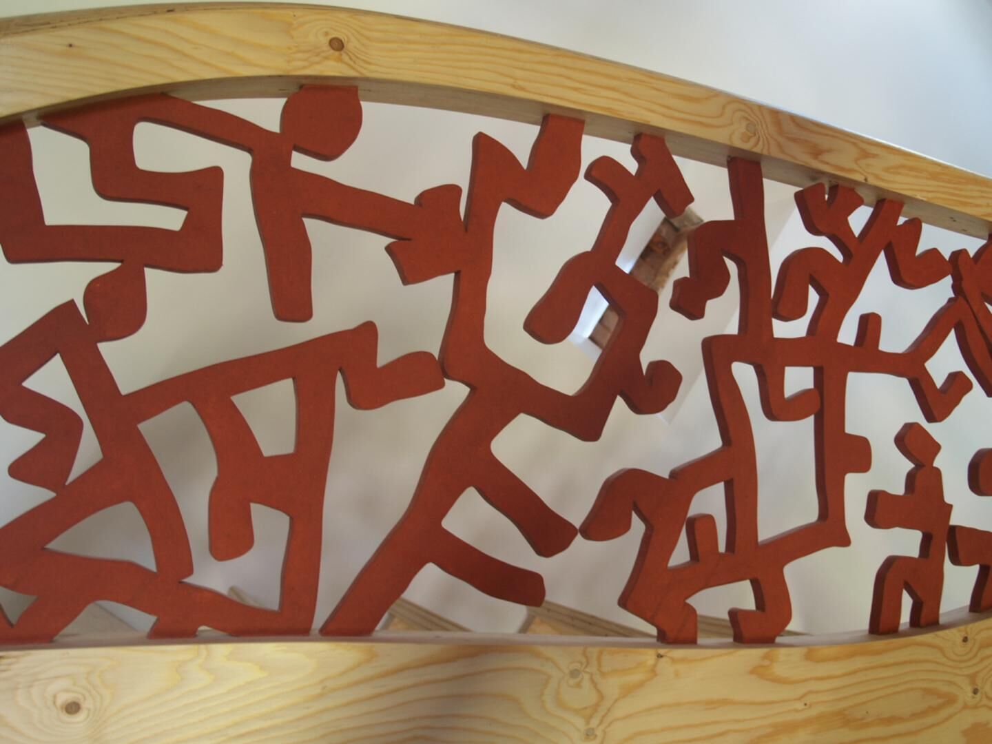 Une structure en bois ornée d’un motif abstrait sculpté.