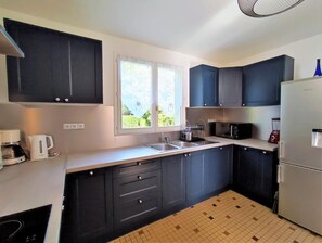 Køleskab, mikrobølgeovn, ovn, kogeplade