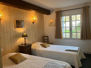 2 bedrooms, travel crib, free WiFi