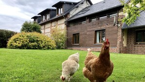 Une maison avec une façade en briques et un toit en pente.