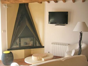 Fernseher, Kamin, DVD-Player