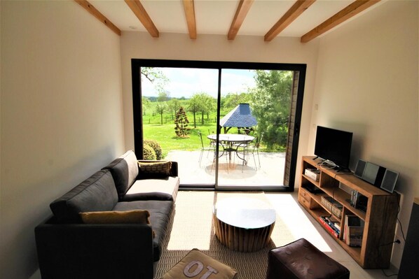 Una televisión, un reproductor de DVD, un reproductor estéreo