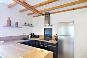 Frigorífico, microondas, horno y placa de cocina