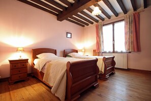 3 slaapkamers, een bureau, reisbedje, gratis wifi