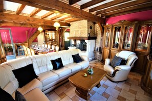 Fernseher, Kamin, DVD-Player