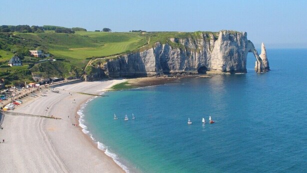 A coastal landscape with cliffs, a beach, and sailboats. - Le 1722 - Vittefleur (VITTEFLEUR)