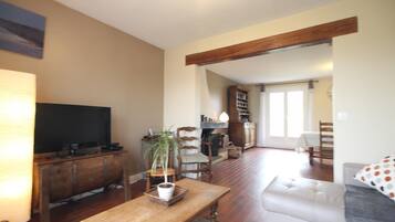 Televisie, een open haard en een dvd-speler