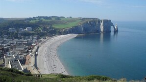 Eine Küstenstadt mit Strand, Klippen und Stadtzentrum.