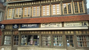 Ein traditionelles Gebäude mit mehreren Schaufenstern, darunter 'Hublot' und 'Coque Galets'.