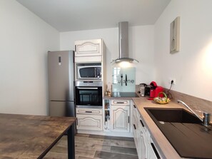 Kylskåp, mikrovågsugn, ugn och spishäll