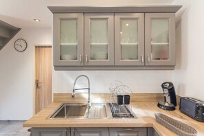 冷蔵庫、電子レンジ、オーブン、コンロ