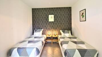 5 bedrooms, travel crib