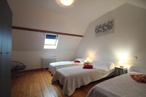 2 bedrooms, travel crib, free WiFi