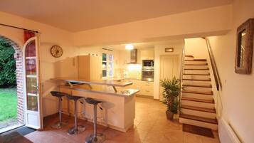 Frigorifero, microonde, forno, piano cottura