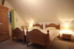 2 bedrooms, travel crib, free WiFi