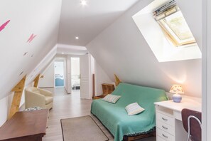 Televisie, een tafeltennistafel en een kantoor