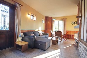 TV, fireplace - La Bergerie du Mauconduit (CRIQUETOT LE MAUCONDUIT)