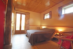 2 bedrooms, travel crib, free WiFi