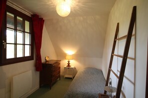 6 bedrooms, travel crib, free WiFi
