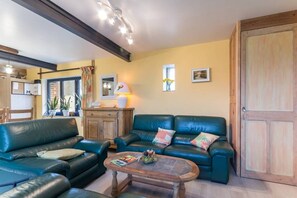 Een flatscreentelevisie, een dvd-speler en een kantoor