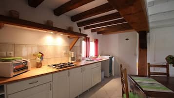 Kylskåp, mikrovågsugn, ugn och spishäll