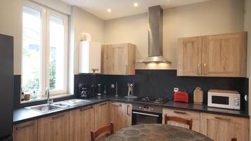 Een koelkast, een microgolfoven, een oven, een kookplaat