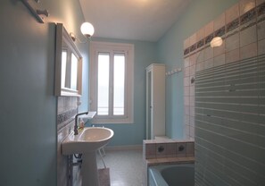Bathtub, towels