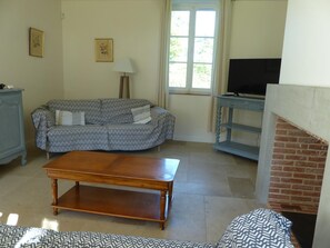 Een flatscreentelevisie en een dvd-speler