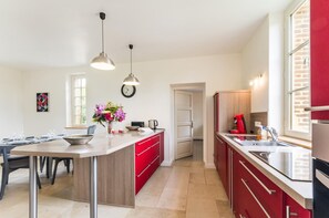 Køleskab, mikrobølgeovn, ovn, kogeplade