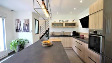 Jääkaappi, mikroaaltouuni, uuni, liesi