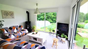 Televisión, mesa de ping pong, oficina