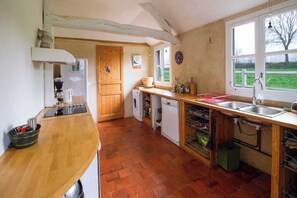 Fridge, microwave, oven, stovetop - L'eco-gîte des Mots Perdus (BENESVILLE)