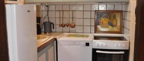 Réfrigérateur, four à micro-ondes, un four, surface de cuisson