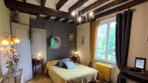 A bedroom with a bed, bedside lamps, a window with curtains, a radiator, and a desk with a computer. - Le Verger - Varneville Bretteville (VARNEVILLE BRETTEVILLE)