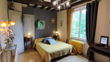 2 bedrooms, travel crib, free WiFi