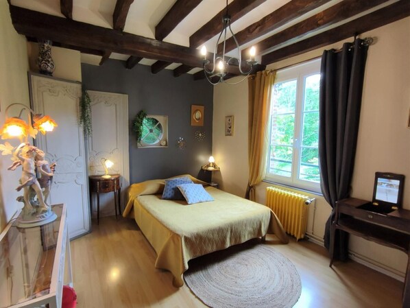 2 bedrooms, travel cot, free WiFi