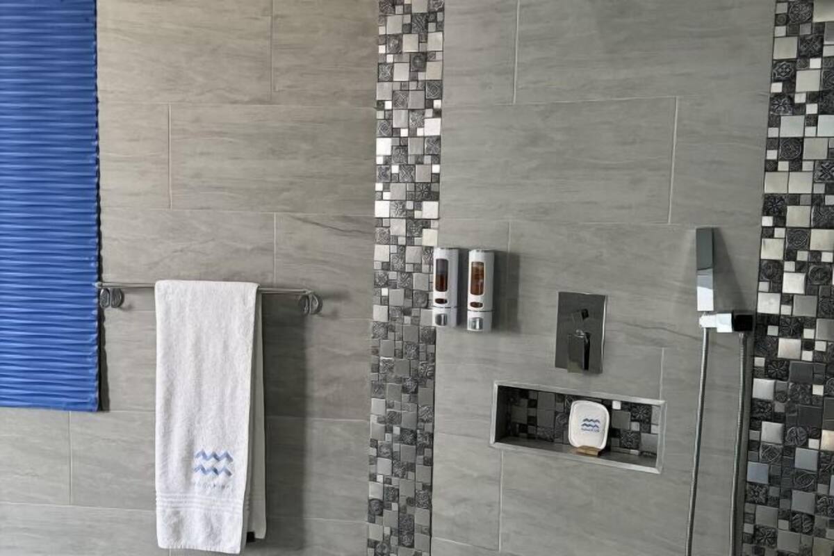 Salle de bain | Douche à « effet pluie », sÚche-cheveux, peignoirs, serviettes fournies