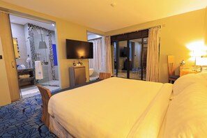 Escritorio, espacio para trabajar con laptop y wifi gratis