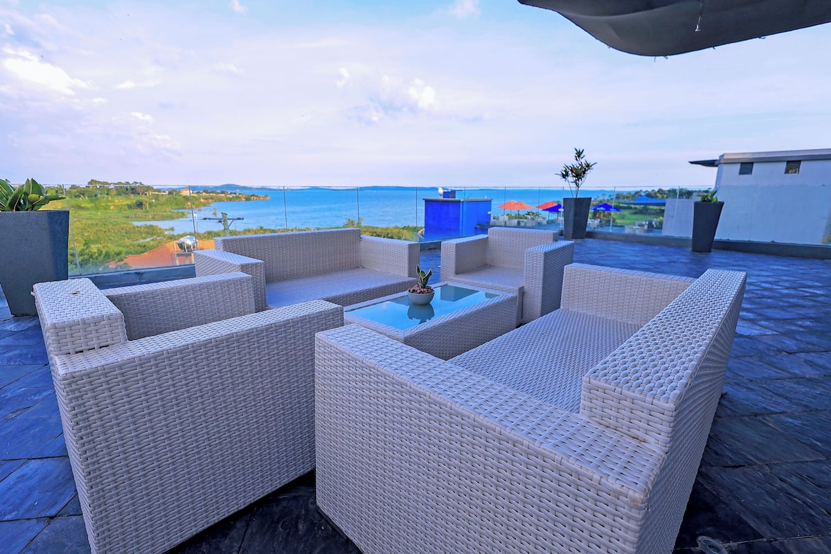 Deluxe Apartment, 2 Bedrooms, Lake View | Desk, laptop workspace, free WiFi, bed sheets