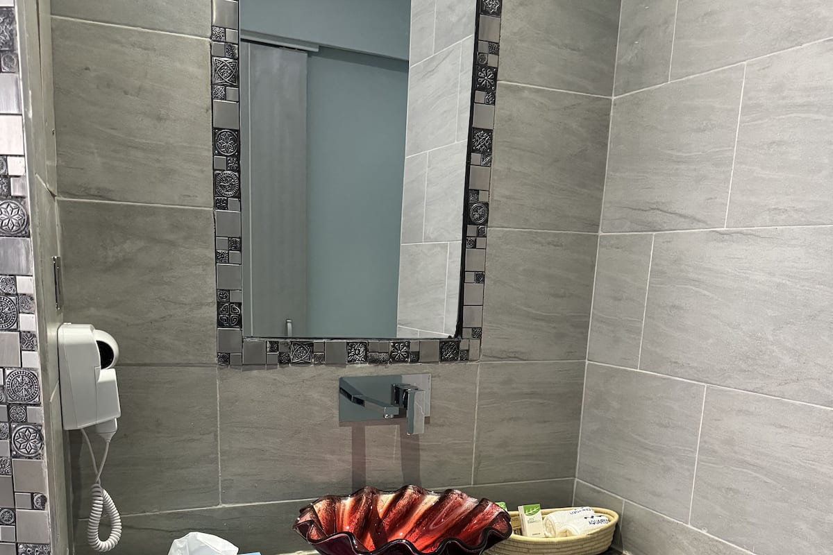 Deluxe-Doppelzimmer | Badezimmer | Regendusche, Haartrockner, BademĂ€ntel, HandtĂŒcher