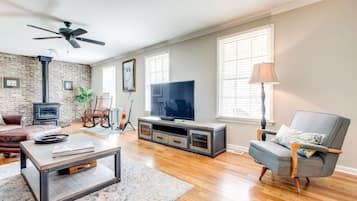 Smart TV, fireplace, books, stereo