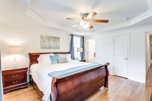 3 bedrooms, desk, iron/ironing board, travel cot