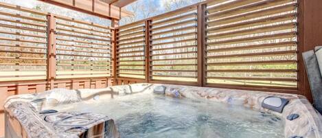 Outdoor spa tub