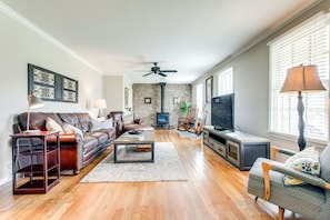 Smart TV, fireplace, books, stereo