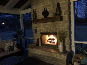 Interior - Private Hot Tub, Porch Fireplace, Large Yard (Franklin)