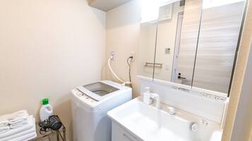 ベーシック アパートメント | バスルーム | 個別の浴槽とシャワー、バスアメニティ (無料)、ヘアドライヤー、スリッパ