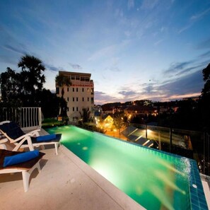 حمّام سباحة خارجي