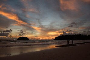 Una playa cerca, toallas de playa
