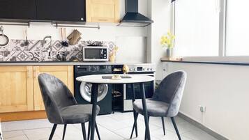 JÀÀkaappi, mikroaaltouuni, uuni, liesi